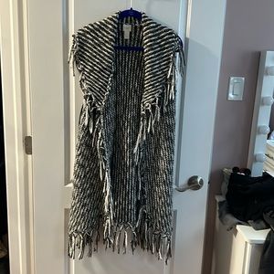 Chico’s blk & wht long sleeveless sweater size 1 in Chico’s size 12-14  ex con